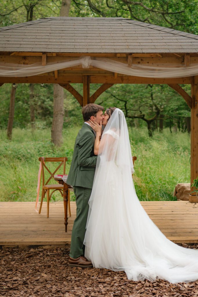 first kiss during ceremony